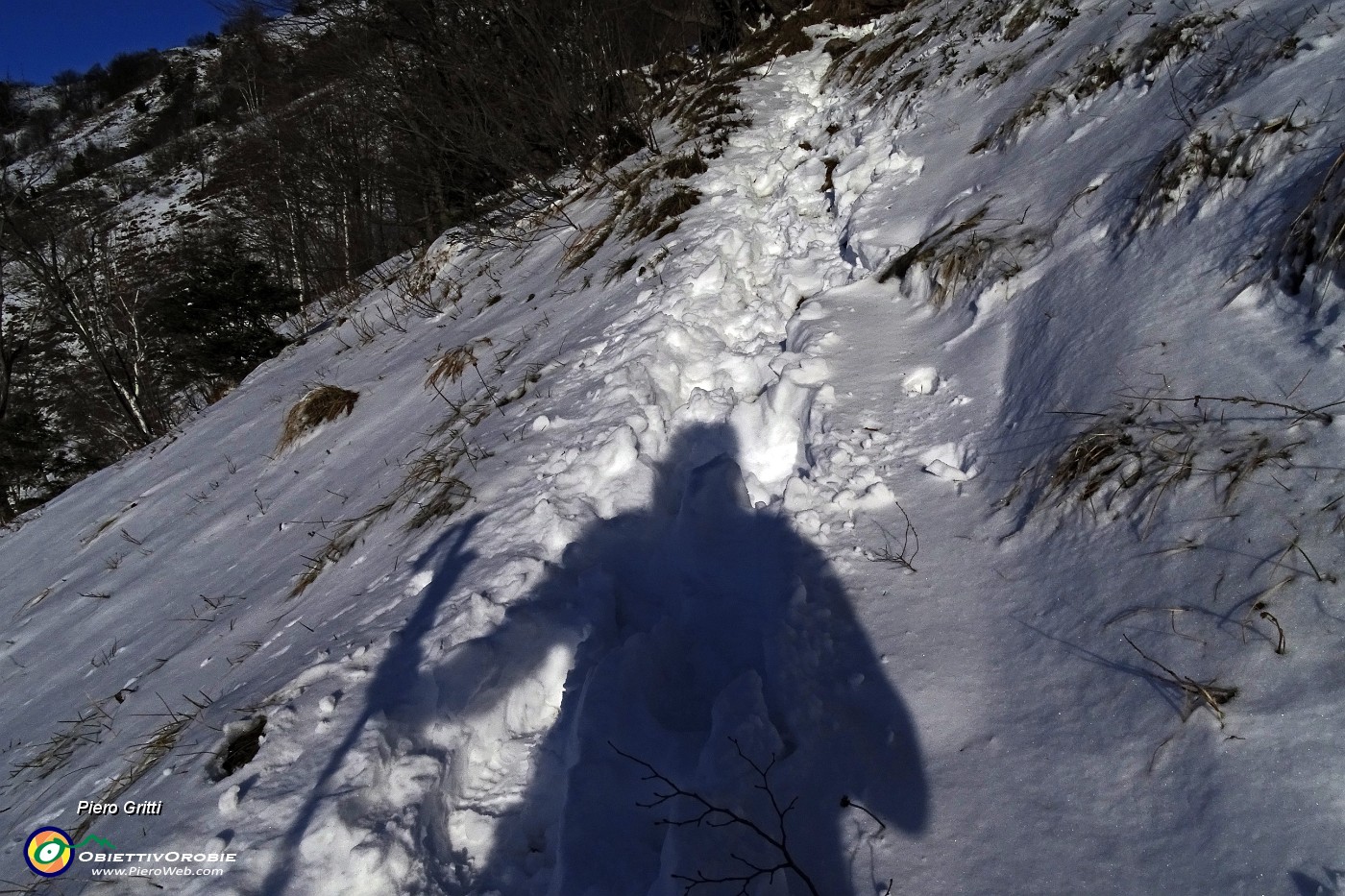 16 Il sentiero sale, la neve aumenta.JPG -                                